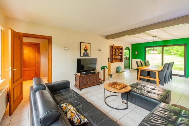 Detached house on 1120 m² with 3 bdrs, garage & solar panels