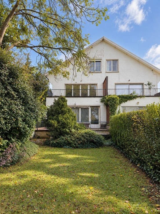 Uitzonderlijk ruime woning met praktijkmogelijkheden op t...