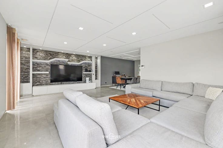 SPACIOUS SEMI-DETACHED HOUSE IN QUIET, CHILD-FRIENDLY NEIGHB