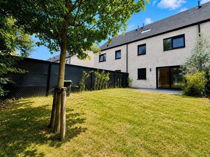 Energiezuinige nieuwbouw woning met 4 slpks en garage in ...