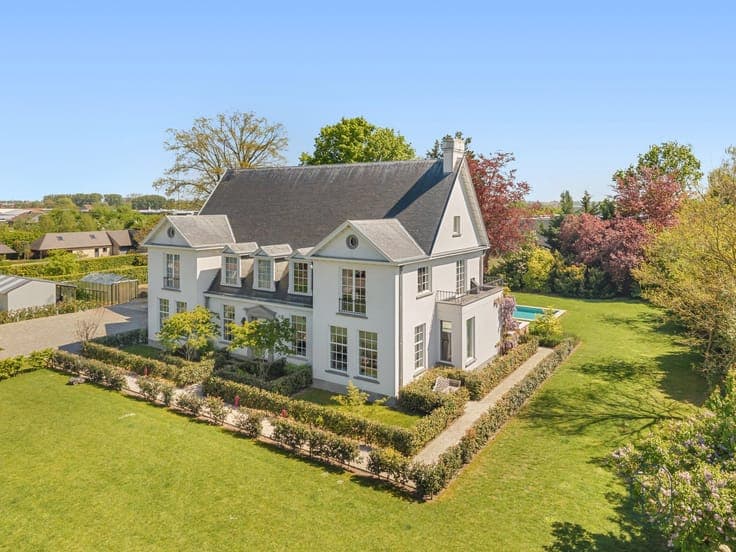 Prachtig afgewerkte franse villa met bijgebouw en zwembad