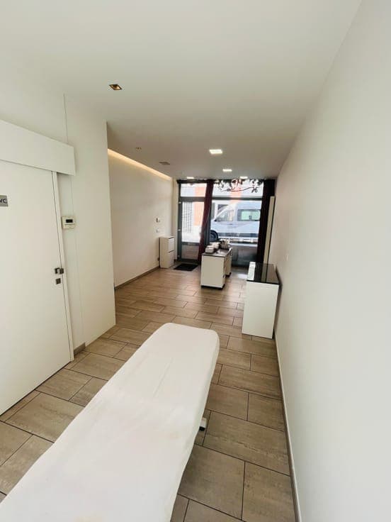 Commercial with one bedroom and garden
