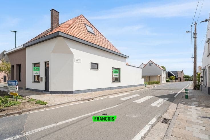 Thoroughly renovated three-bedroom house in Lievegem