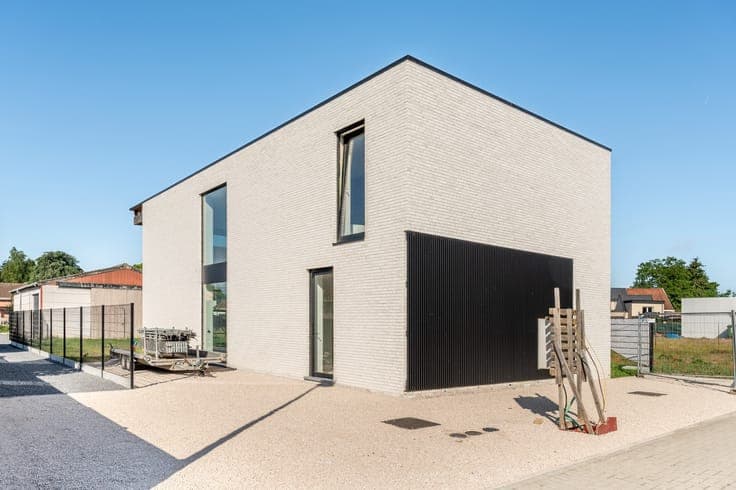 Nieuwbouw met magazijn - optie sleutel op de deur.