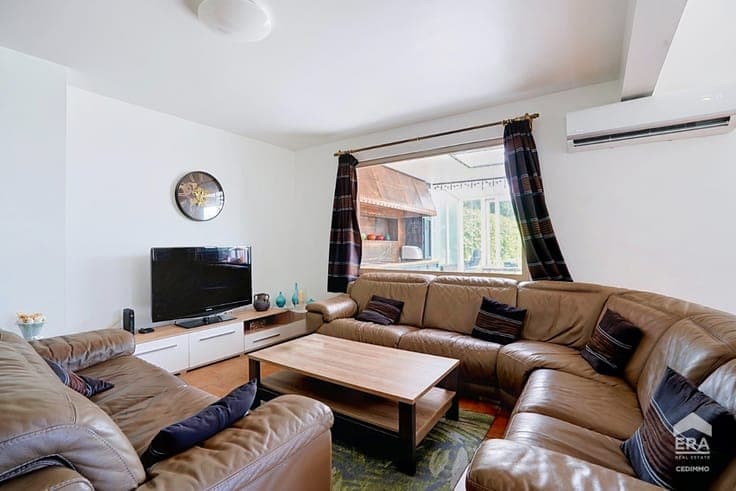 SPACIOUS 4-BEDROOM HOUSE WITH GENEROUS LIVING SPACES !