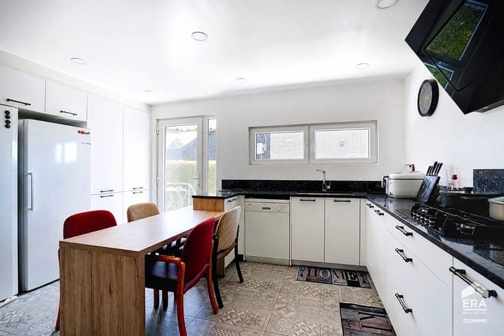 SPACIOUS 4-BEDROOM HOUSE WITH GENEROUS LIVING SPACES !