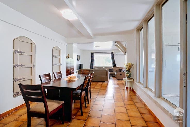 SPACIOUS 4-BEDROOM HOUSE WITH GENEROUS LIVING SPACES !