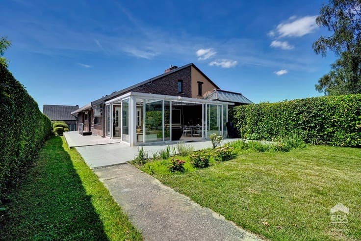 SPACIOUS 4-BEDROOM HOUSE WITH GENEROUS LIVING SPACES !
