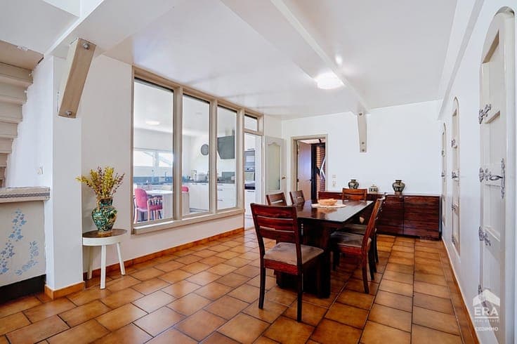 SPACIOUS 4-BEDROOM HOUSE WITH GENEROUS LIVING SPACES !