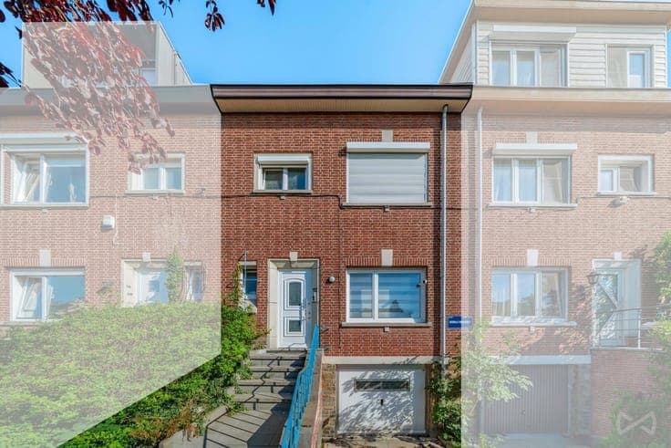 4-bedroom house with outdoor space and garage