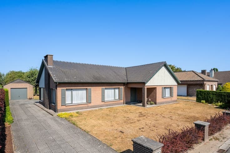 Degelijke te moderniseren open gelijkvloerse woning met i...