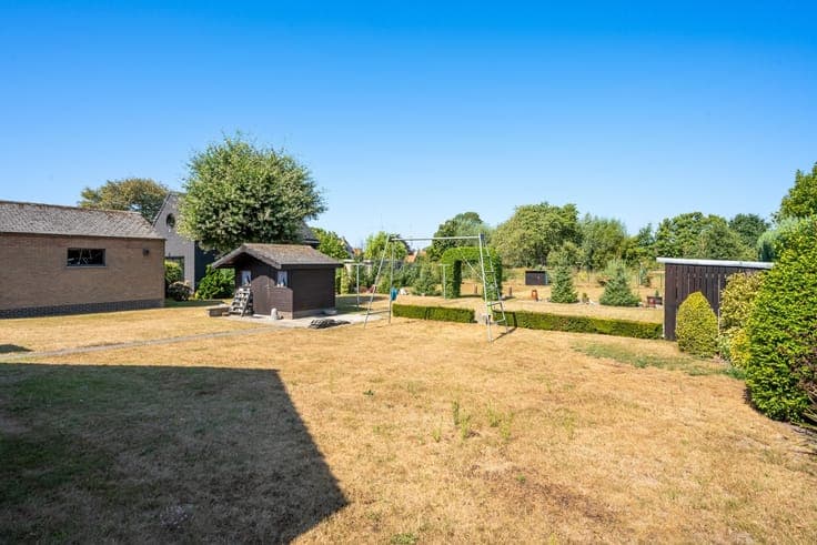 Degelijke te moderniseren open gelijkvloerse woning met i...