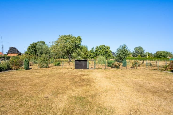 Degelijke te moderniseren open gelijkvloerse woning met i...