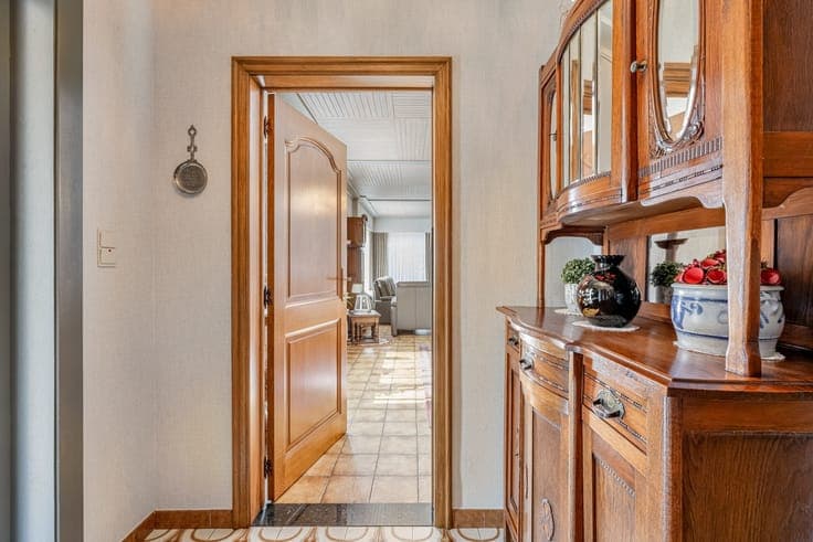 Degelijke te moderniseren open gelijkvloerse woning met i...