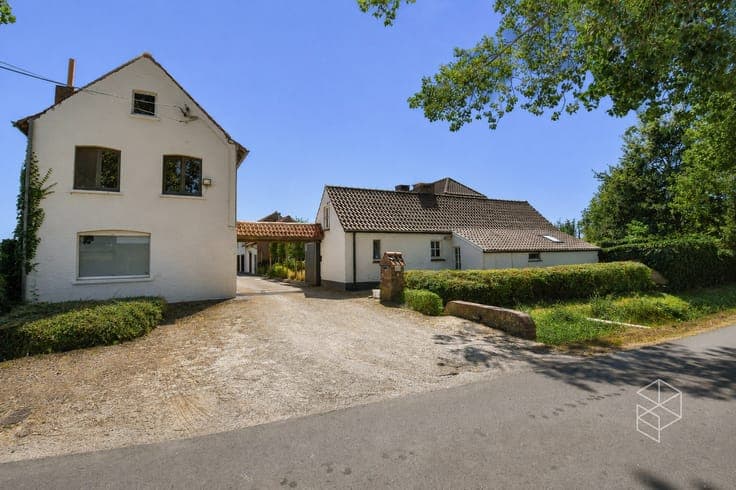 Landhuis met zwembad, bijgebouw en weide op 10 570 m²