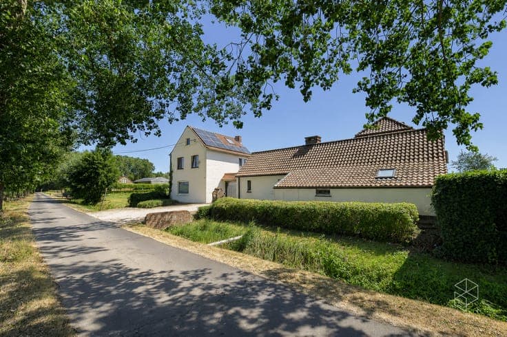 Landhuis met zwembad, bijgebouw en weide op 10 570 m²