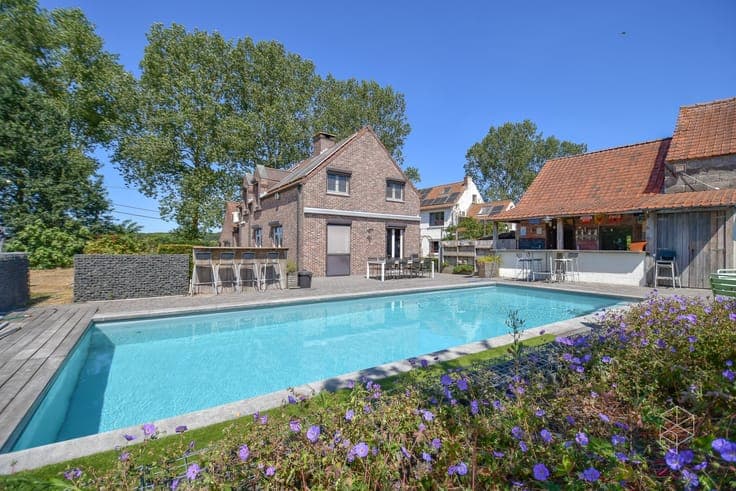 Landhuis met zwembad, bijgebouw en weide op 10 570 m²