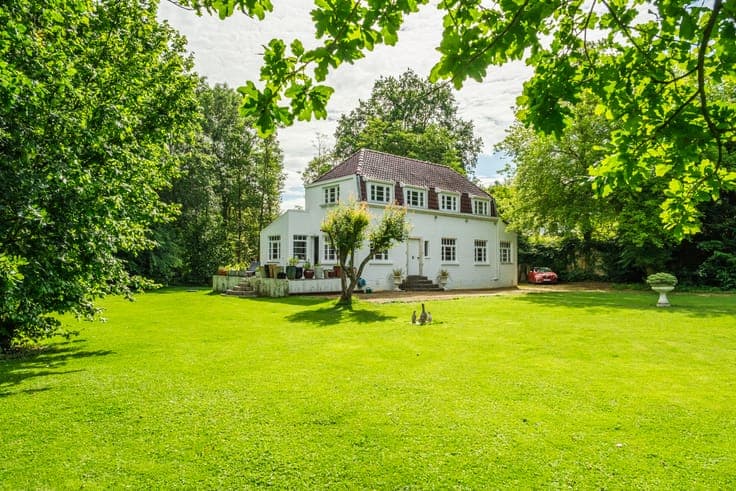 Magnificent character property in a peaceful setting.
