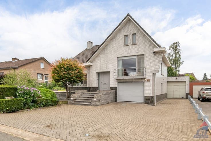 Karakteristieke eengezinswoning met ruime garages en keld...
