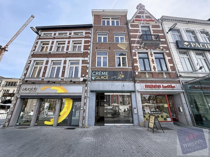 Ruime stadswoning met commercieel gelijkvloers op de Grot...