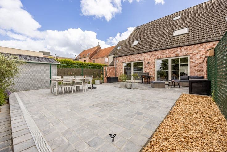 MODERN SPACIOUS HOUSE WITH 4 BEDROOMS