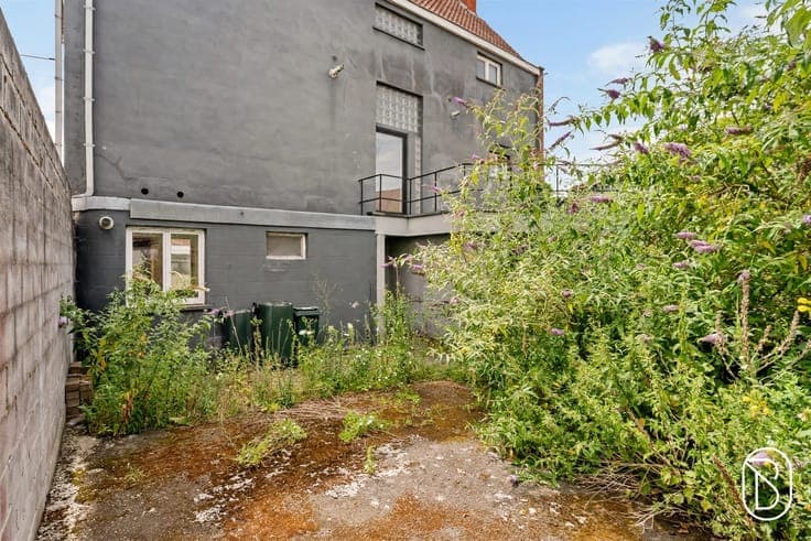 5-room home in need of renovation, with parking