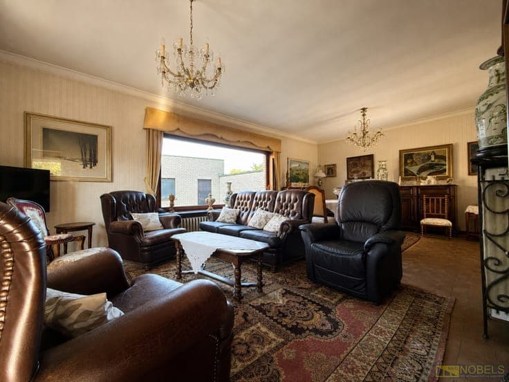 Te koop, te moderniseren woning met garage nabij centrum ...