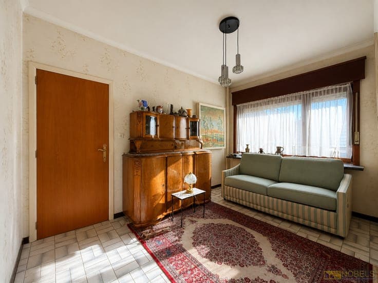 Te koop, te moderniseren woning met garage nabij centrum ...