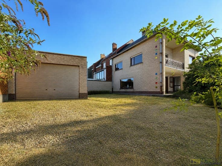 Te koop, te moderniseren woning met garage nabij centrum ...