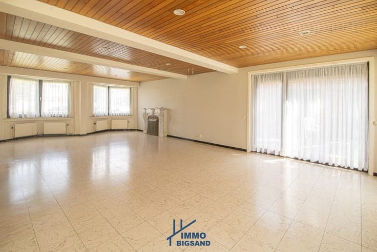 Ruime kloosterwoning op een perceel van 3082m² te koop me...