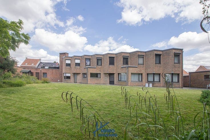 Ruime kloosterwoning op een perceel van 3082m² te koop me...