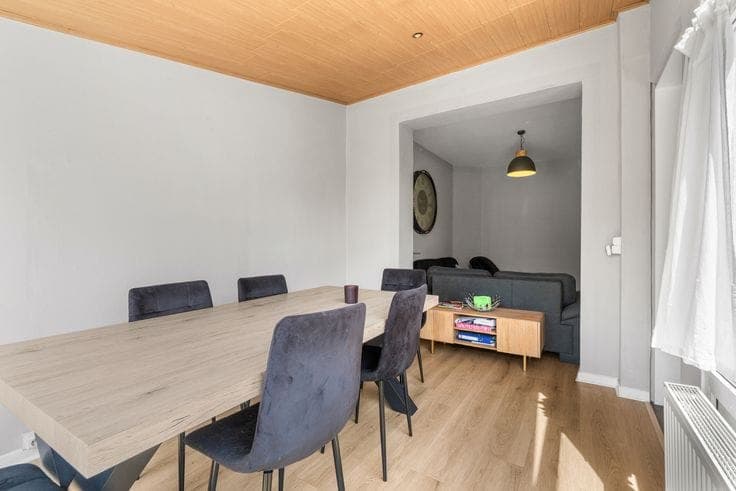 Spacious family home with a sunny south-facing garden near …