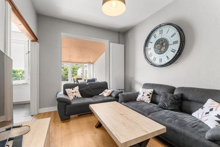 Spacious family home with a sunny south-facing garden near …