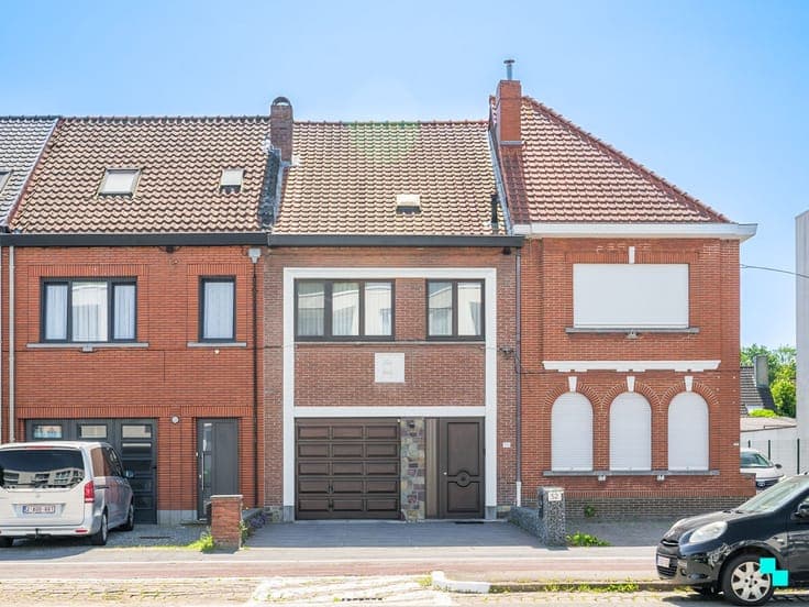 Strategisch gelegen woning met zonnige tuin en werkhuis
