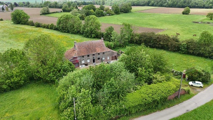 Former farmhouse on a magnificent 13,863 m² plot