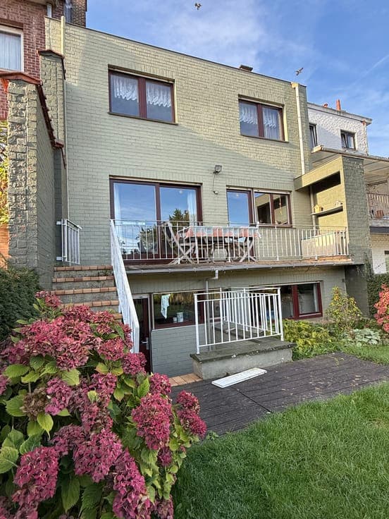 Spacious home with 4 bedrooms, large garden, garage