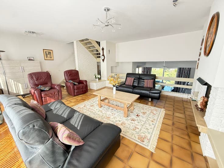 Spacious home with 4 bedrooms, large garden, garage