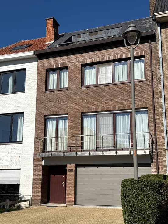 Spacious home with 4 bedrooms, large garden, garage