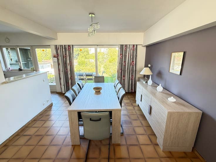 Spacious home with 4 bedrooms, large garden, garage
