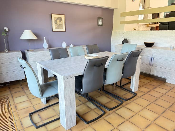 Spacious home with 4 bedrooms, large garden, garage
