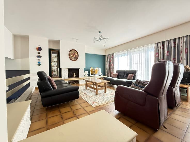 Spacious home with 4 bedrooms, large garden, garage