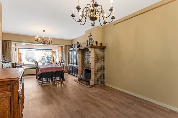 Te renoveren huis met 5 slp, garage en veel mogelijkheden!