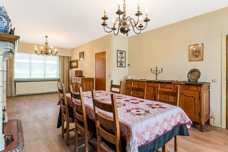 Te renoveren huis met 5 slp, garage en veel mogelijkheden!