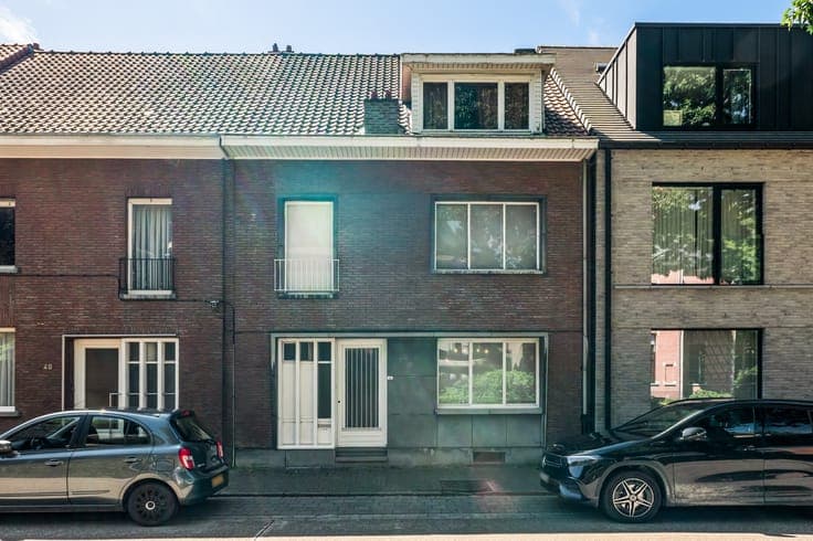 Te renoveren huis met 5 slp, garage en veel mogelijkheden!