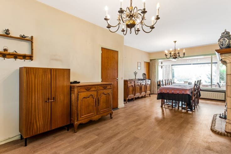 Te renoveren huis met 5 slp, garage en veel mogelijkheden!