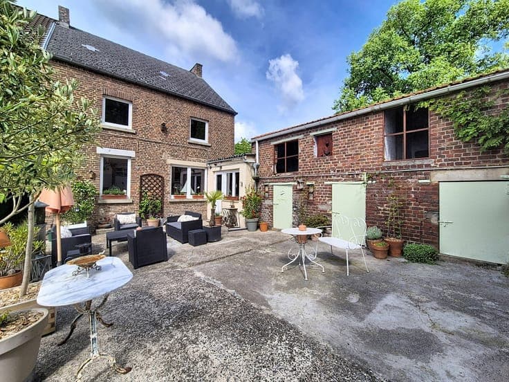 Charmante maison avec divers annexes en excellent état