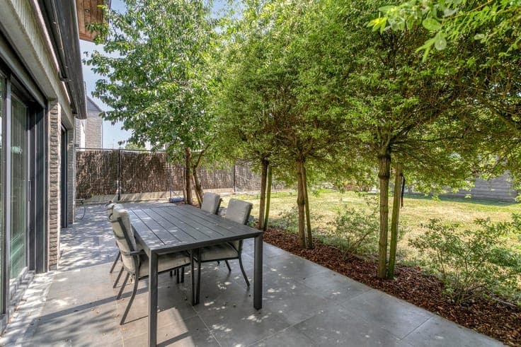Highly energy-efficient villa on a 558 m² lot in a residenti