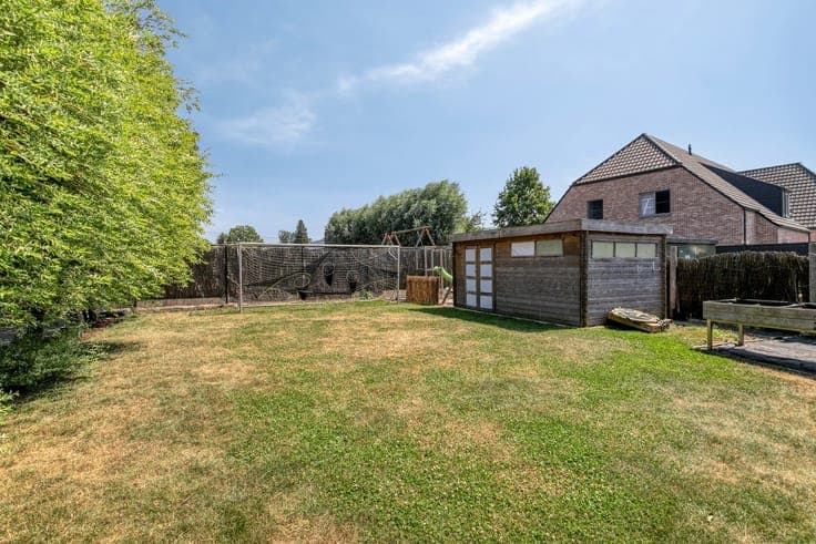 Highly energy-efficient villa on a 558 m² lot in a residenti