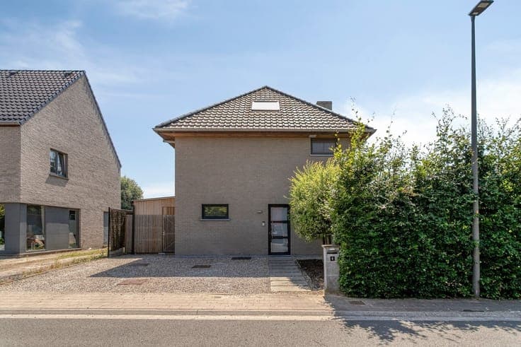 Highly energy-efficient villa on a 558 m² lot in a residenti