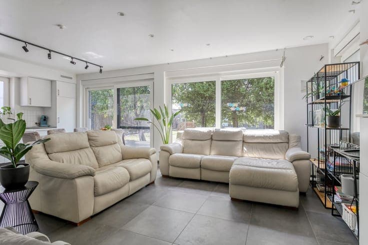 Highly energy-efficient villa on a 558 m² lot in a residenti
